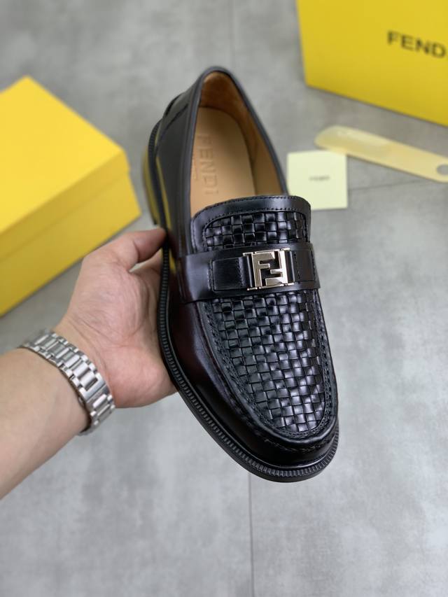 工厂p价p 实价 水染牛里 最新款 Fendi 芬迪 新款休闲皮鞋 简约的走线效果，呈现出大气优雅且炫酷的驾车鞋 采用意大利进口小牛皮+头层水染牛皮内里材质精良