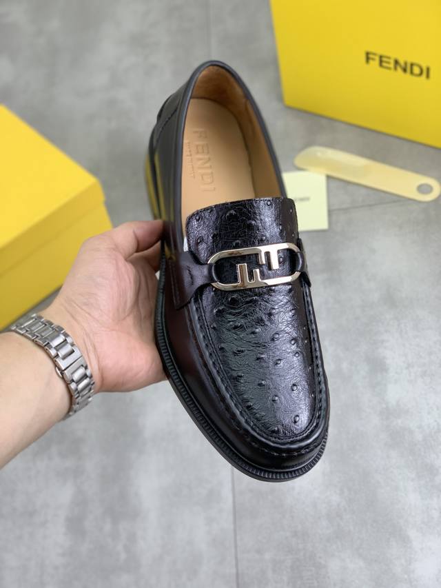 工厂p价p 实价 水染牛里 最新款 Fendi 芬迪 新款休闲皮鞋 简约的走线效果，呈现出大气优雅且炫酷的驾车鞋 采用意大利进口小牛皮+头层水染牛皮内里材质精良
