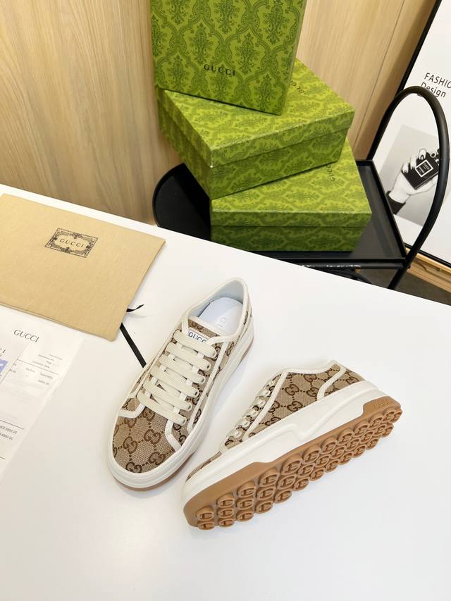 实价 Gucci低邦休闲运动鞋，顶级版本，一比一复刻，早春新款，打造属于完美的风格炸街款又酷又飒 C位时髦穿搭 ，经典鞋型+英伦拼色设计 超耐看，各种皮面拼接