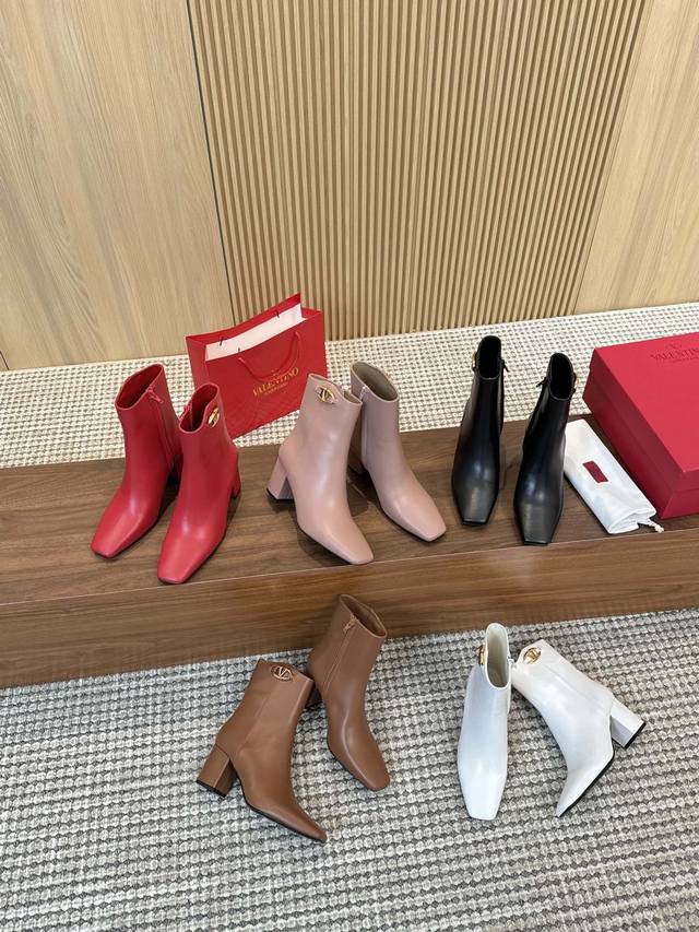 出厂价pp出厂价p 真皮底+50 Valentino 华伦天奴秋冬时装女靴：上脚舒适百搭超女人味 面料：进口头层牛皮配内拉链款内里垫脚全部高端羊皮！ 大底：防滑