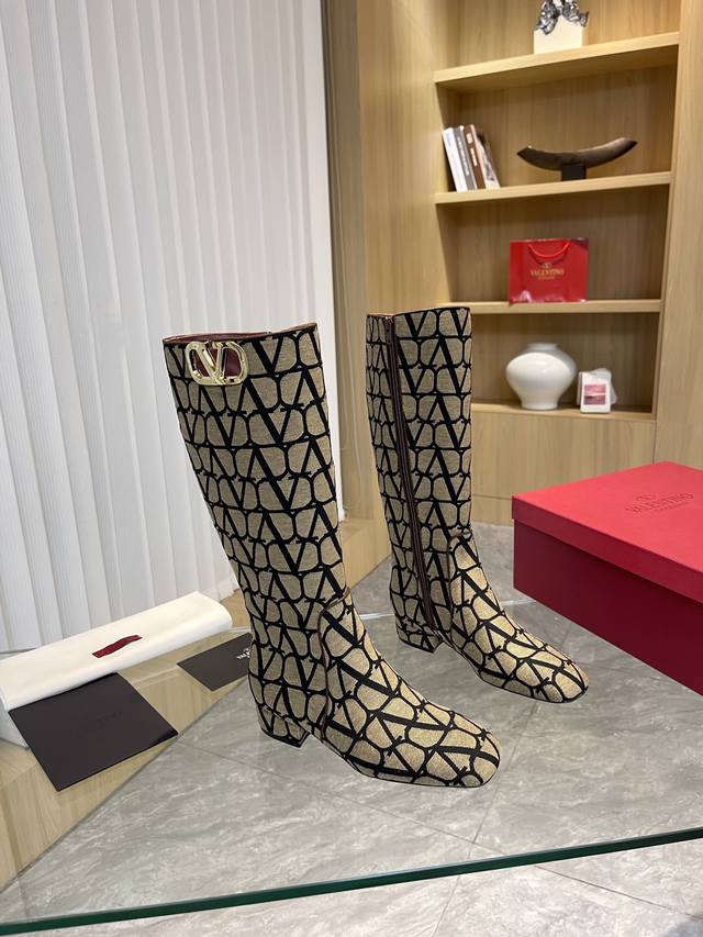 短靴 ，长靴 Valentino 华伦天奴～独特的 V标织物印花图案 配浅金色金属 大V扣 时装女靴：原版工艺制作，上脚舒适百搭显大长腿！绝对上档次！ 面料：高
