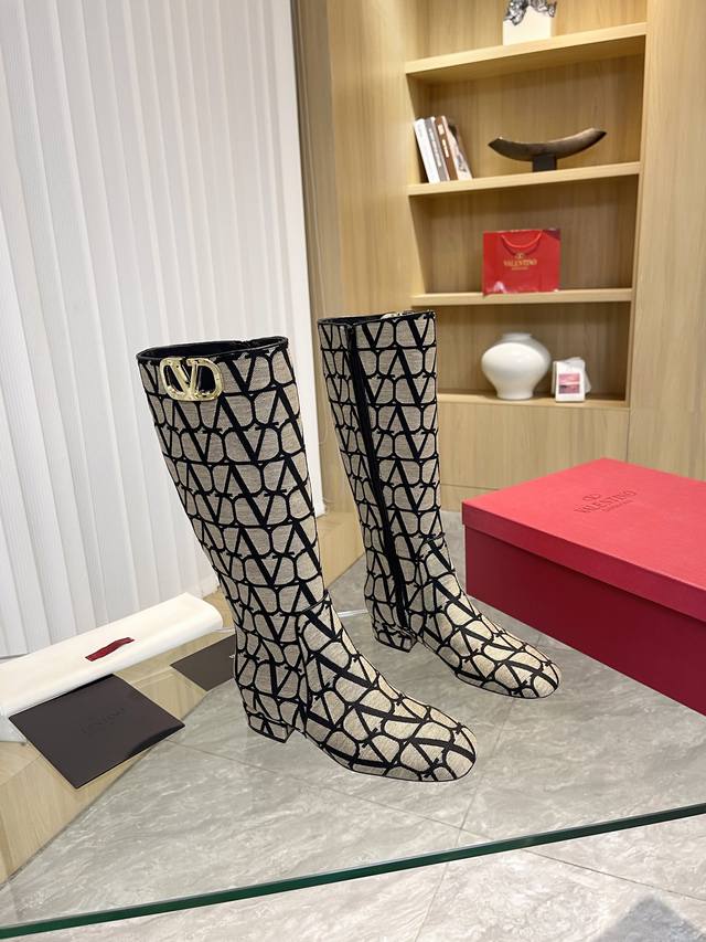 短靴 ，长靴 Valentino 华伦天奴～独特的 V标织物印花图案 配浅金色金属 大V扣 时装女靴：原版工艺制作，上脚舒适百搭显大长腿！绝对上档次！ 面料：高