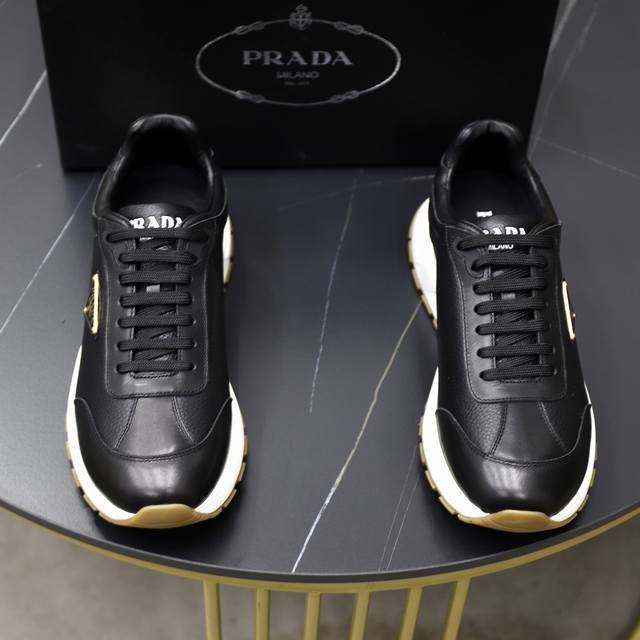出厂价pp： 顶级原单 品牌：prada 普拉达 标准码：男码38 44 45可以定做 等级：官网同款 材料：原版牛皮拼接进口 牛皮内里 原版组合双色耐磨柔软大