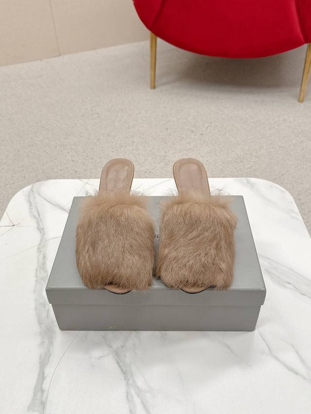 Balenciag*25S秋冬新款 时尚美鞋毛绒尾巴猫跟毛拖 超级厚实的鞋面，柔软顺滑厚实的兔毛，上脚感就好像兔尾巴一样盖在脚面上，不愧是巴黎世家，每一次都非常