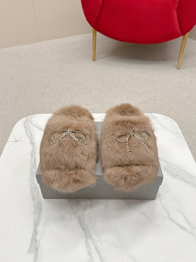 Balenciag*25S秋冬新款 时尚美鞋毛绒尾巴猫跟毛拖 超级厚实的鞋面，柔软顺滑厚实的兔毛，上脚感就好像兔尾巴一样盖在脚面上，不愧是巴黎世家，每一次都非常