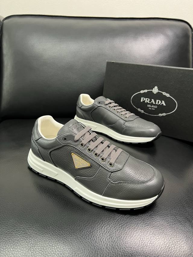 prada 顶级工艺品，普拉达 专柜同步，原厂配置意大利进口牛皮面料，进口牛皮内里垫，透气舒适，鞋底：原厂特供原版底，原厂跟单货 高品质 欢迎对比，码数 38-