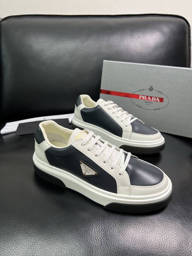 prada 高品质 顶级工艺品，普拉达 专柜同步，原厂配置意大利进口牛皮面料，进口牛皮内里垫，透气舒适，鞋底：原厂特供原版底，原厂跟单货 欢迎对比，码数 38-