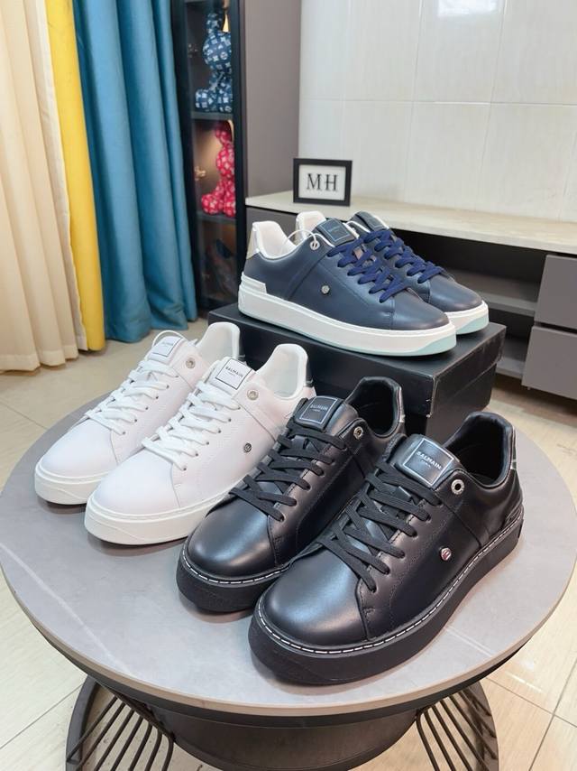 出厂价p 巴尔曼Balmain 新款男士运动休闲鞋，时尚潮流，进口牛皮拼接Logo牛仔面料。内里羊皮上脚非常舒适，极致柔软细腻，搭配巴尔曼专属鸡眼五金扣，Tpu