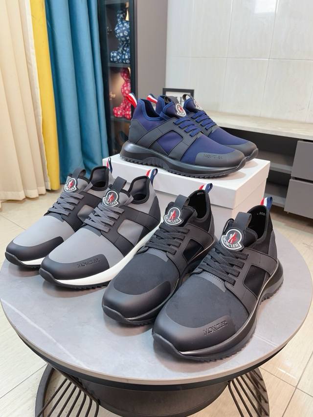 出厂价p Moncler 蒙口、官网同款 高品质男鞋 材料：定制小牛皮 真皮透气内里真皮鞋垫 原版开模防滑大底款式类型：男士休闲运动鞋 系带款男鞋系列 欧美潮流