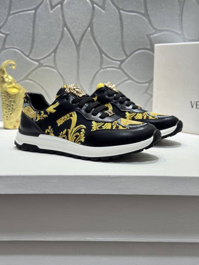 versac＊范思哲 顶级代购专柜同步发售。鞋底：原厂特供原版底，独家活动成型底超级舒适，原厂跟单货，高品质多色拼接设计做工精致细腻，细节决定品质只为用心做好鞋