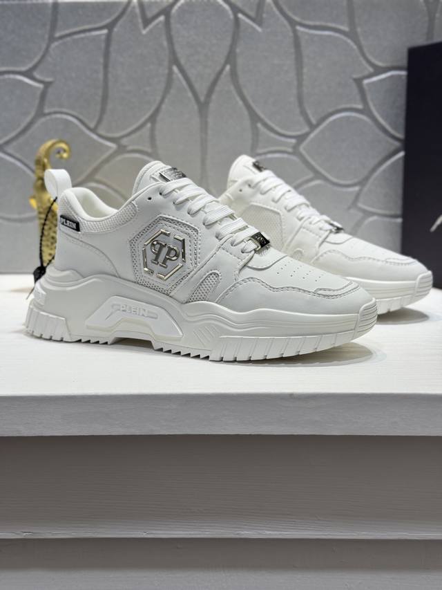 philipp plein-德国潮牌菲利普普来因，正规代工厂p出品支持检验不潮不叫pp设计风格很让人惊讶鞋面采用进口牛皮拼接飞织面搭配五金配件。原版组合大底潮男