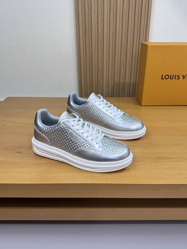 Louis Vuitton 路易威登 -高端品质 原单 休闲运动鞋 -鞋面：银色小牛皮、空压品牌图腾、鞋身.鞋舌.后跟.丝印高周波品牌Logo -内里：品牌帆布