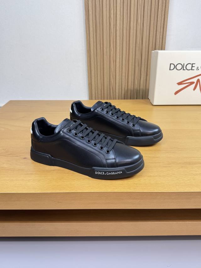 Dolce & Gabbana 杜嘉班纳 -高端品质 原单 休闲运动板鞋 -鞋面：纳帕小牛皮、后跟注塑品牌Logo、鞋舌车缝品牌布标 -内里：水染牛皮 -大底：