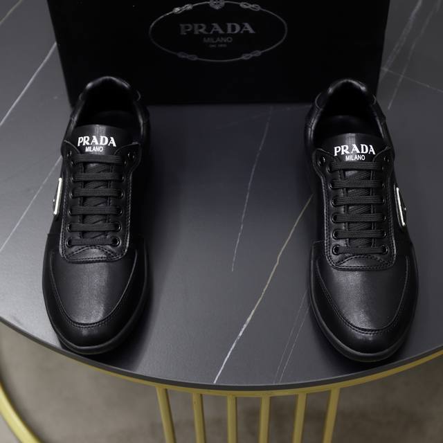 出厂价pp： 品牌：普拉达prada 标准码：38-44 45订做 等级：官网同款 材料：原版皮料拼接 舒适透气内里 原厂耐磨大底 款式类别：男士时尚休闲鞋 跑