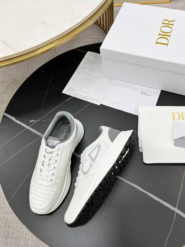 实价： 2025Dior迪奥秋冬新品时尚与潮流并存。进口牛皮一比一订制。女：35-41，41定制。男39-45，45定制 面料；牛皮 内里：透气网布 大底：Tp
