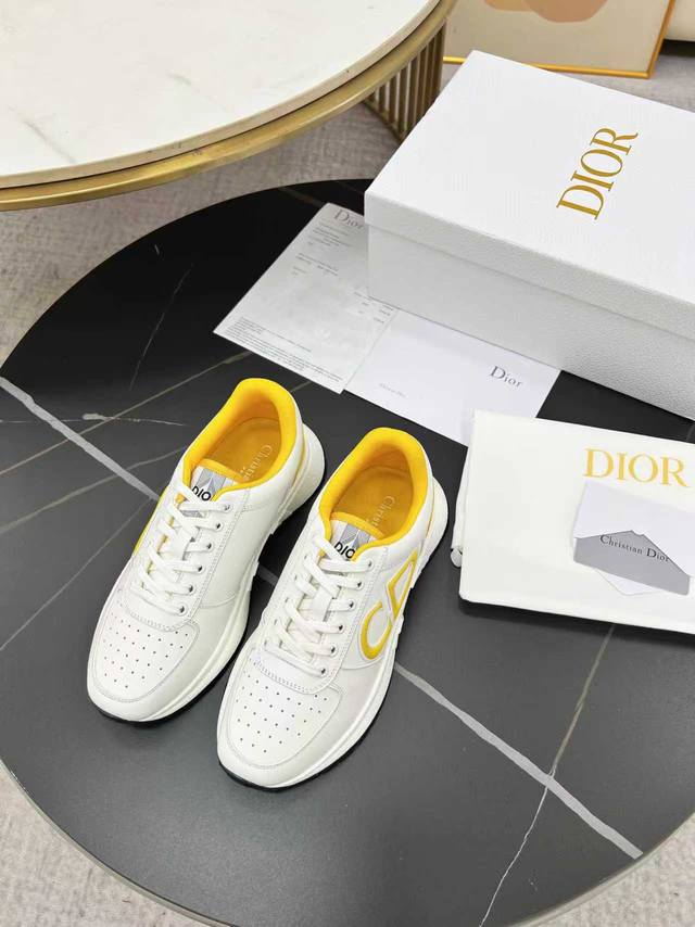 实价： 2025Dior迪奥秋冬新品时尚与潮流并存。进口牛皮一比一订制。女：35-41，41定制。男39-45，45定制 面料；牛皮 内里：透气网布 大底：Tp