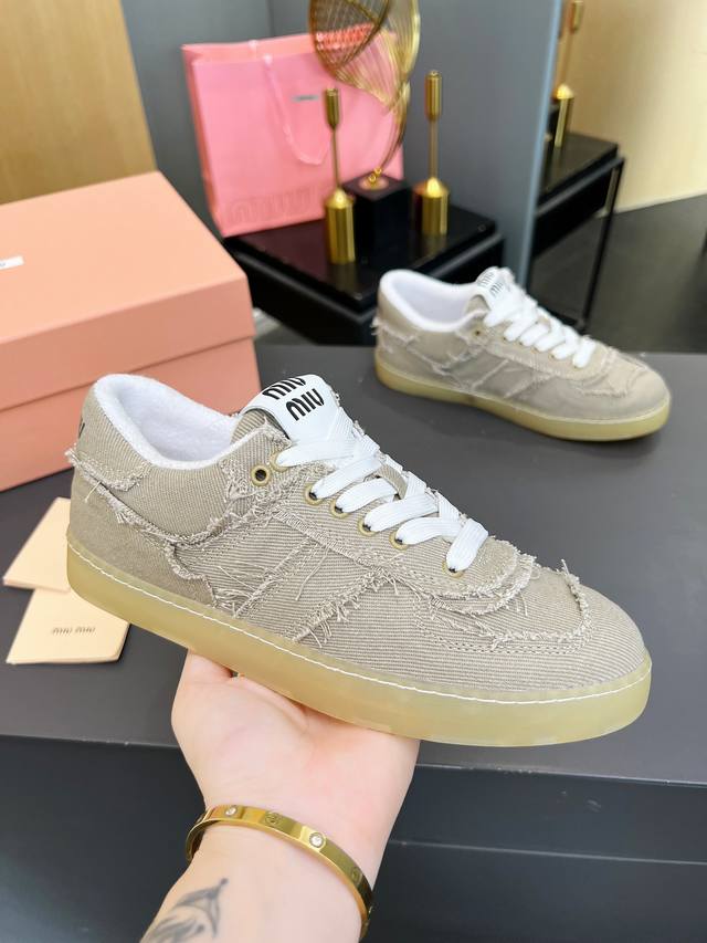 miumiu 缪缪Ss25 New Arrival～最新款｜德训运动鞋 设计像一堆破布头子，缝缝补补又三年的感觉 纯手工制作流苏 这是一款复古做旧流苏帆布鞋，超
