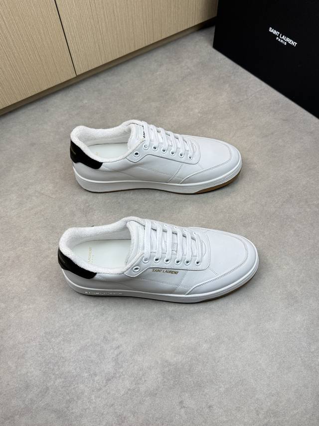 Saint Laurent 圣罗兰 -高端品质 原单休闲运动板鞋 -鞋面：纳帕小牛皮打孔工艺、银色牛皮、鞋身.后跟：丝印品牌Logo -内里：毛巾布里，垫脚；水