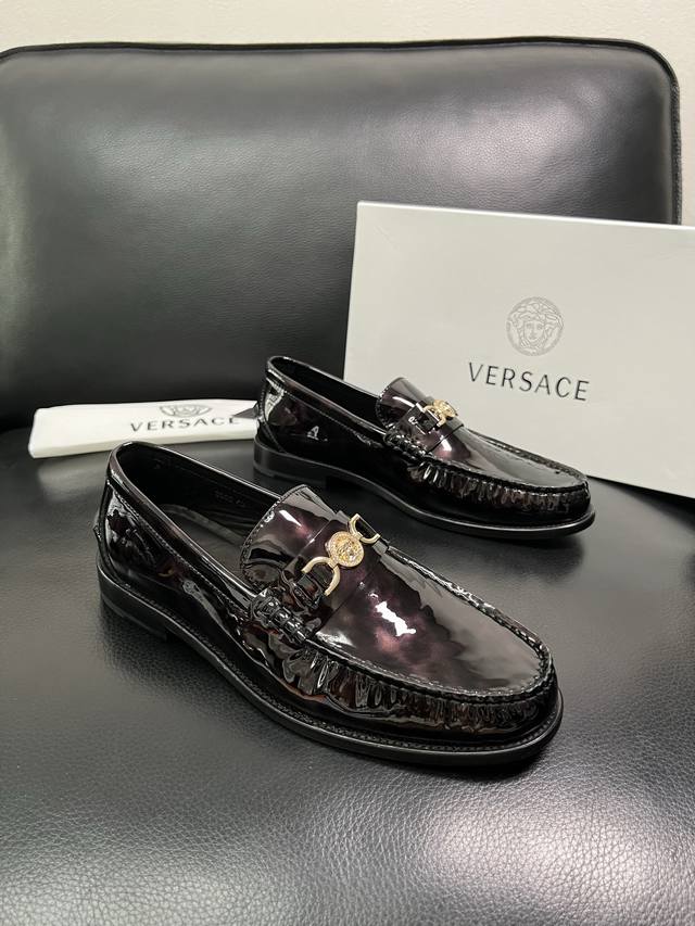 Versace 高品质 顶级工艺品 范思哲 专柜同步原厂配置，意大利进口牛皮搭配面料，全鞋配件私模打造，柔软舒适网布内里垫，鞋底：原厂特供原版真皮底，超级舒适，