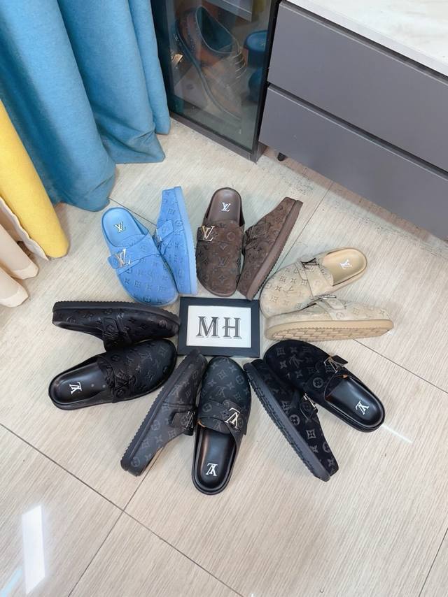 出厂价p Lv Easy 2025新款男士休闲凉拖拖鞋，取材绒面牛皮革，以Monogram 图案彰显潮流风范。Lv 字母点亮可调节饰带，韧性鞋垫和微型外底实现轻