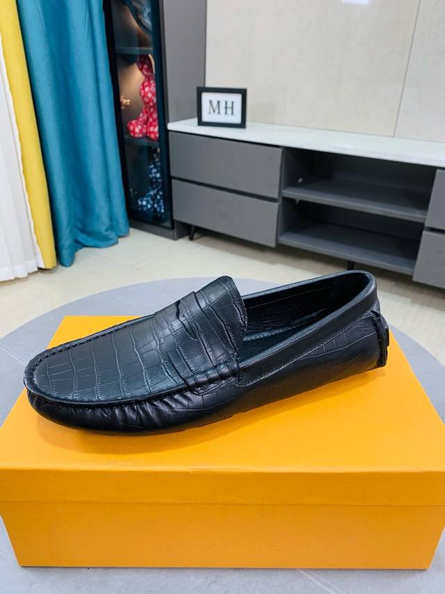 出厂价p 配全有包装 Louis Vuitton Lv豆豆鞋系列，选用皮料均是进口牛皮压纹版型设计奢华大气，完美诠释品牌奢华风格鞋面采用牛皮搭配进口真皮内里，看