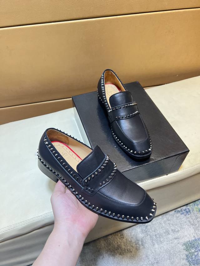 p Cl购入原版精准复刻，1:1打造顶级精品，踝靴选用进口牛皮打造，极致质感，为坚固且轻盈的微型外底融入醒目胎面，与长鞋带共同展现军靴的灵感启发。橡胶 L*字母