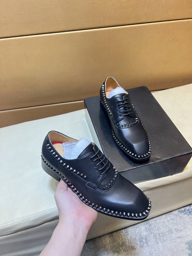 p Cl购入原版精准复刻，1:1打造顶级精品，踝靴选用进口牛皮打造，极致质感，为坚固且轻盈的微型外底融入醒目胎面，与长鞋带共同展现军靴的灵感启发。橡胶 L*字母