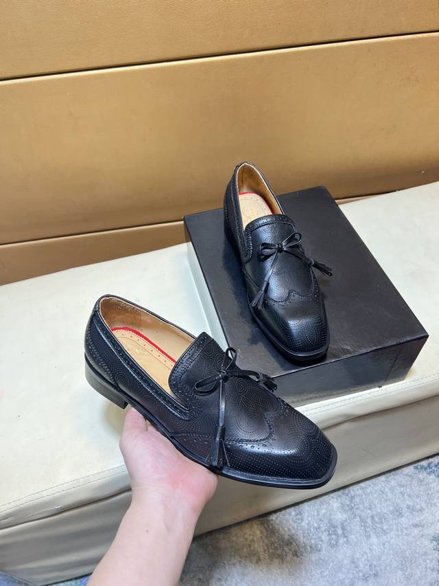 p Cl购入原版精准复刻，1:1打造顶级精品，踝靴选用进口牛皮打造，极致质感，为坚固且轻盈的微型外底融入醒目胎面，与长鞋带共同展现军靴的灵感启发。橡胶 L*字母