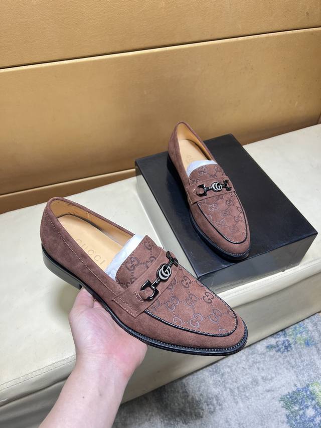 p 牛里 独家首发 路易威登～独特现代风运动鞋。专柜代购休闲皮鞋 意大利进口原版亮皮 牛里 拒绝脱色磨脚 鞋底：原厂特供原版底，超酷 系带走路都带风风格设计 超
