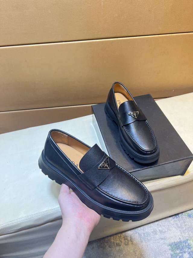 p 普拉达*prada 牛里 独家首发 ～独特现代风运动鞋。专柜代购休闲皮鞋 意大利进口原版亮皮 牛里 拒绝脱色磨脚 鞋底：原厂特供原版底，超酷 系带走路都带风