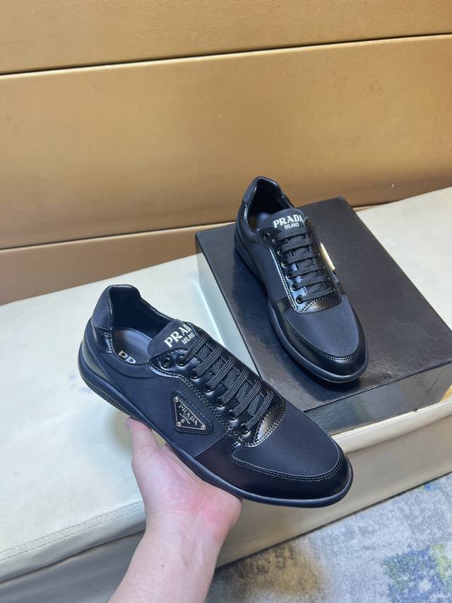 p 普拉达 原单品质.～ 独特现代风运动鞋。休闲鞋潮男必备款 意大利进口原版品牌，进口原版皮，羊里 拒绝脱色磨脚 鞋底：原厂特供原版底，法国懒人风格设计 贴脚