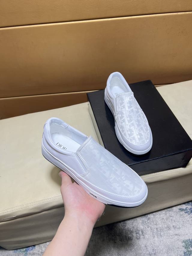 p 迪奥 原单品质.～ 独特现代风运动鞋。休闲鞋潮男必备款 意大利进口原版品牌，进口原版皮，羊里 拒绝脱色磨脚 鞋底：原厂特供原版底，法国懒人风格设计 贴脚 在