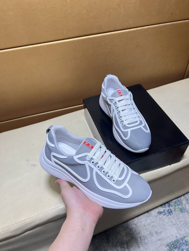 p 普拉达 prada 顶级代购男士Hk专柜同步发售。鞋底：原厂特供原版底，原版皮 猪皮里 独家活动成型底超级舒适，原厂跟单货，高品质多色拼接设计做工精致细腻，