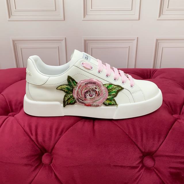 实价： 女款高质量 品牌大底Dolce & Gabbana 2025新款 高端质量 独家精工定制上市 品牌字母工艺点缀绝美奢华闪耀 精湛的做工 众多人至爱采用高