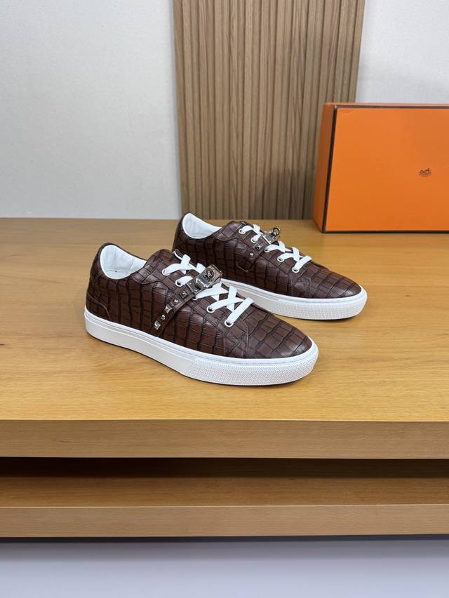 Hermes 爱马仕 -高端品质 原单 休闲运动板鞋 -鞋面：石头纹小牛皮、鞋身彩印品牌图腾、品牌金属扣件装饰 -内里：水染牛皮 -大底：超轻原版Tpr.橡胶