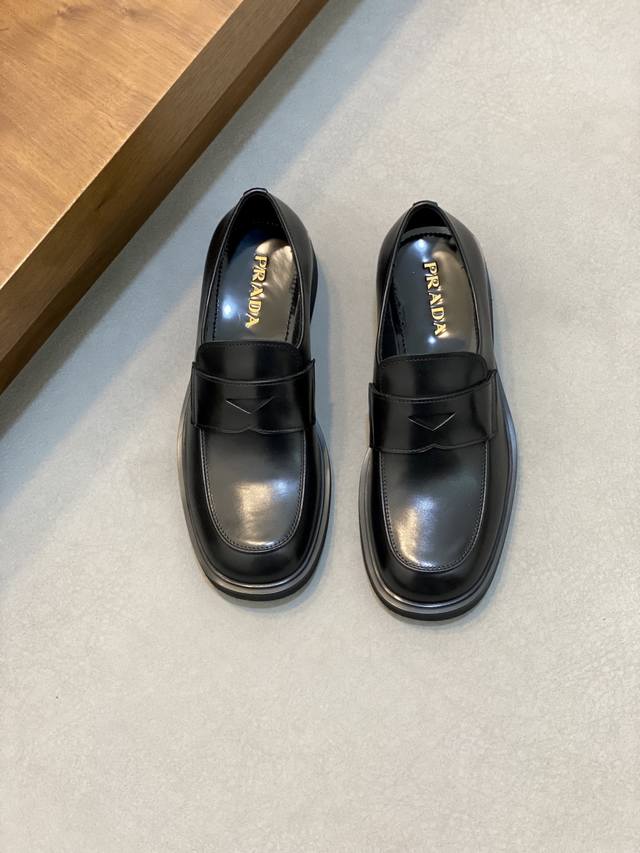 雕花款 prad*德比男鞋到货 专柜品质 手工擦色开边珠牛皮面 内里垫脚全牛皮 耐磨防滑橡胶发泡大底 轻便舒适 上脚霸气百搭 皮鞋码数:39 40 41 42