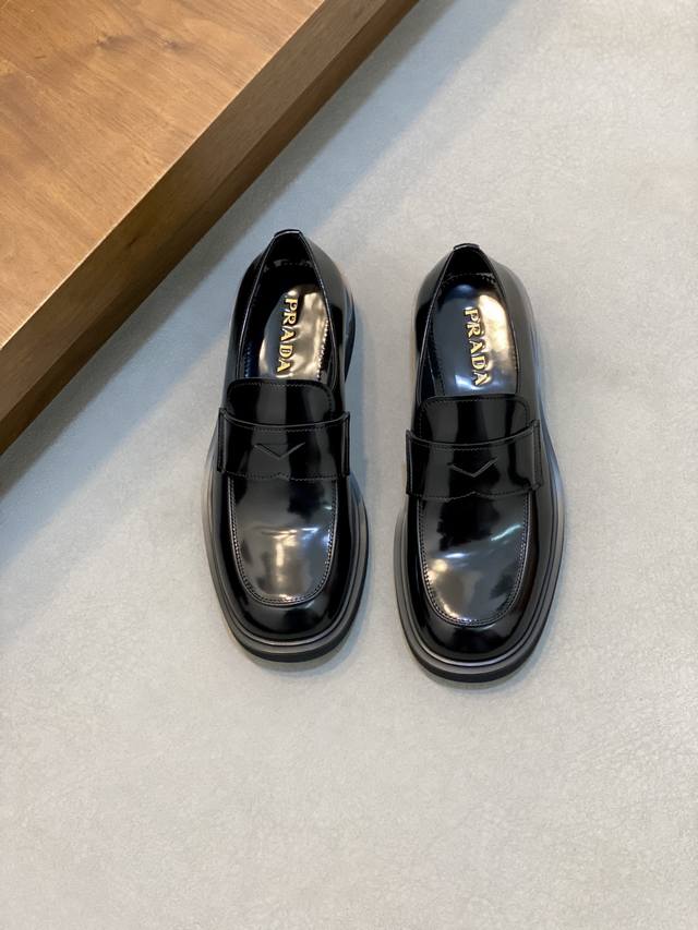 雕花款 prad*德比男鞋到货 专柜品质 手工擦色开边珠牛皮面 内里垫脚全牛皮 耐磨防滑橡胶发泡大底 轻便舒适 上脚霸气百搭 皮鞋码数:39 40 41 42