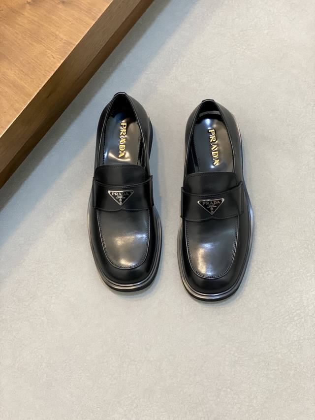雕花款 prad*德比男鞋到货 专柜品质 手工擦色开边珠牛皮面 内里垫脚全牛皮 耐磨防滑橡胶发泡大底 轻便舒适 上脚霸气百搭 皮鞋码数:39 40 41 42