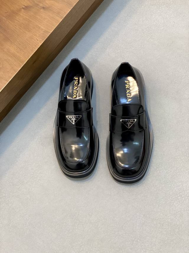 雕花款 prad*德比男鞋到货 专柜品质 手工擦色开边珠牛皮面 内里垫脚全牛皮 耐磨防滑橡胶发泡大底 轻便舒适 上脚霸气百搭 皮鞋码数:39 40 41 42