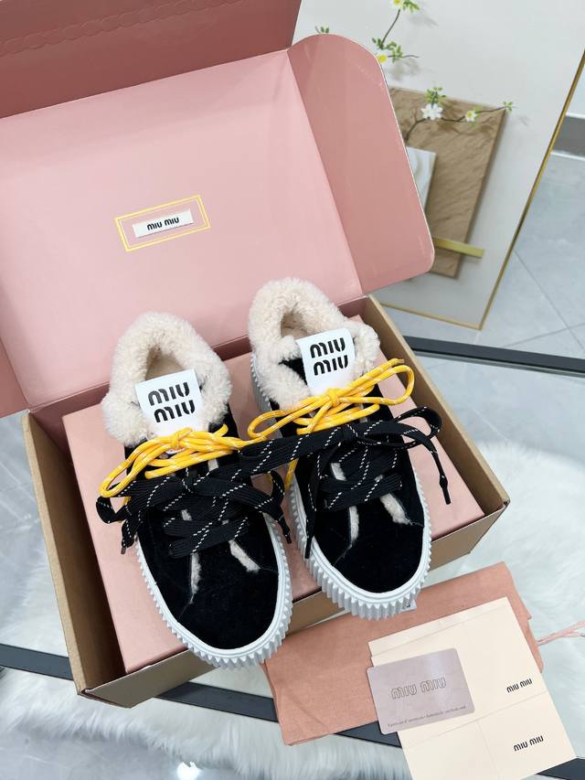 工厂p价 女装女鞋 运动原单缪缪Miumiu新款上市毛里 2025年最新走秀款，经典升级 舒适度与时髦度并存经典黑白款百搭软底软面设计♀透气性好，随便怎么穿都好