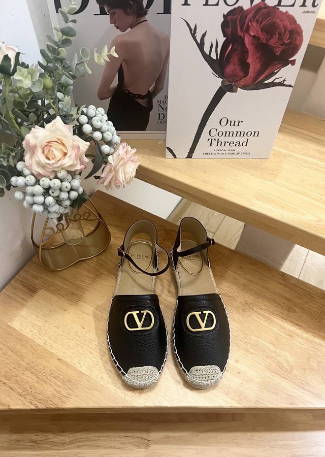 工厂p价 女装女鞋 运动原单 Valentino Garavani 华伦天奴 拉帕荔枝纹牛皮V扣新款中空渔夫鞋 大V金扣装饰 牛皮 -跟高2Cm 橡胶大底 意大