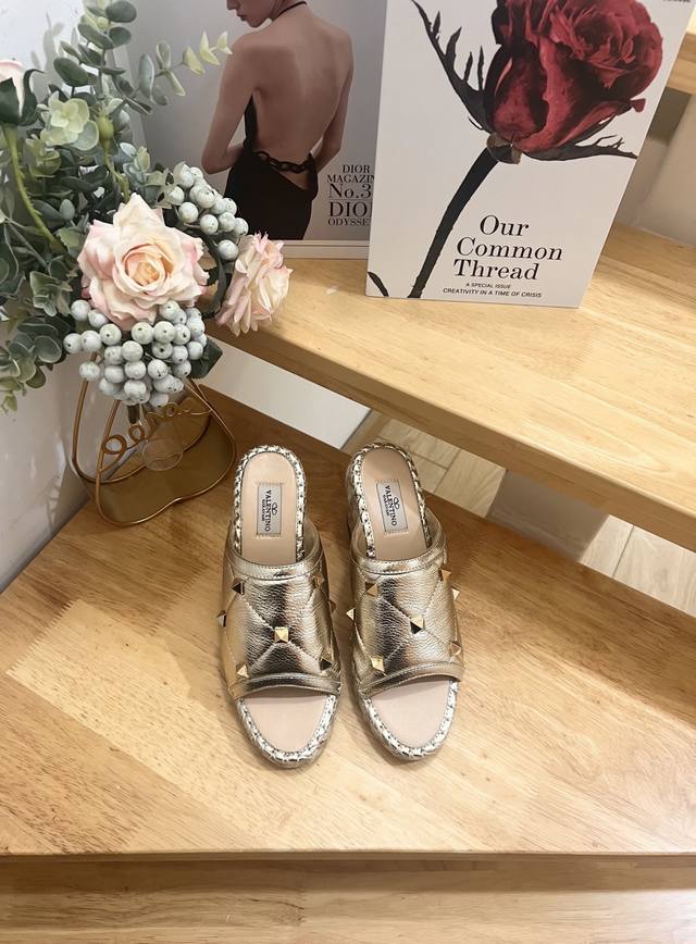 工厂p价 女装女鞋 运动原单新品 Valentino Garavani 荔枝牛皮坡跟凉鞋 金属效果工艺处理铆钉装饰 麻绳包裹坡跟 坡跟防水台 意大利制造 -36