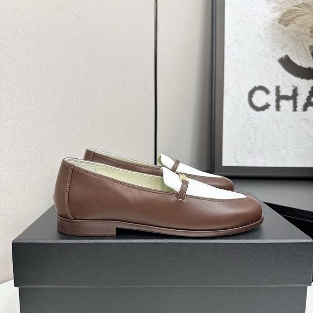 工厂p价 女装女鞋 运动原单 Chanel 25K新款乐福鞋 这一季的乐福鞋很中规中矩 复古帅气还随性黑金两个颜色 都值得入 搭配完全无负担 鞋面牛皮 内里羊皮