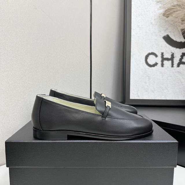 工厂p价 女装女鞋 运动原单 Chanel 25K新款乐福鞋 这一季的乐福鞋很中规中矩 复古帅气还随性黑金两个颜色 都值得入 搭配完全无负担 鞋面牛皮 内里羊皮