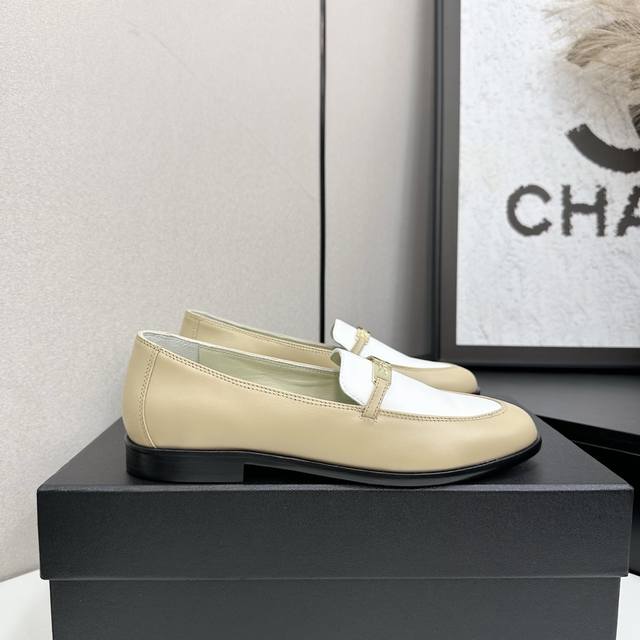 工厂p价 女装女鞋 运动原单 Chanel 25K新款乐福鞋 这一季的乐福鞋很中规中矩 复古帅气还随性黑金两个颜色 都值得入 搭配完全无负担 鞋面牛皮 内里羊皮