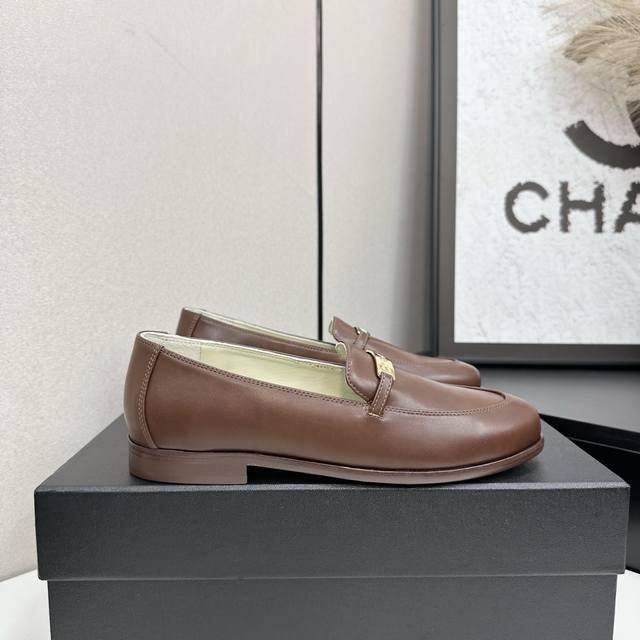工厂p价 女装女鞋 运动原单 Chanel 25K新款乐福鞋 这一季的乐福鞋很中规中矩 复古帅气还随性黑金两个颜色 都值得入 搭配完全无负担 鞋面牛皮 内里羊皮