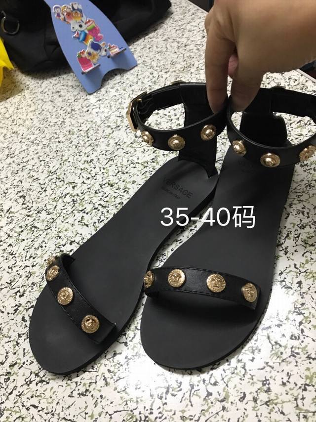 工厂p价 女装女鞋 运动原单 35-43码 范思哲新款小头像平底凉鞋，低调奢华，舒适百搭，面料牛皮，内里羊皮，优质橡胶中底，耐磨舒适橡胶大底。