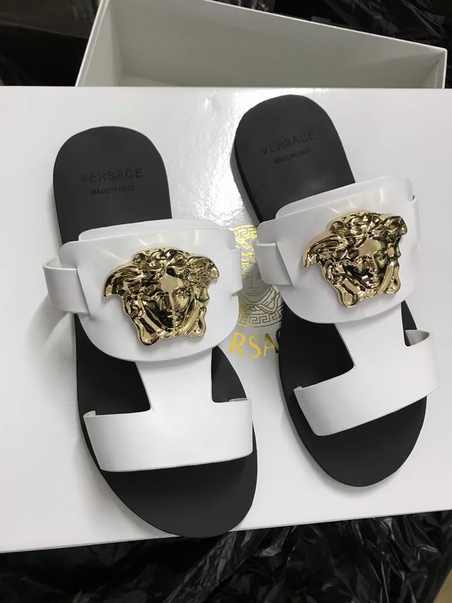 工厂p价 女装女鞋 运动原单 35-43码 范思哲新款平底凉拖鞋，面料牛皮，内里羊皮，优质橡胶中底，耐磨舒适橡胶大底，着地感平稳，呵护你的双脚，令行走非常方便舒