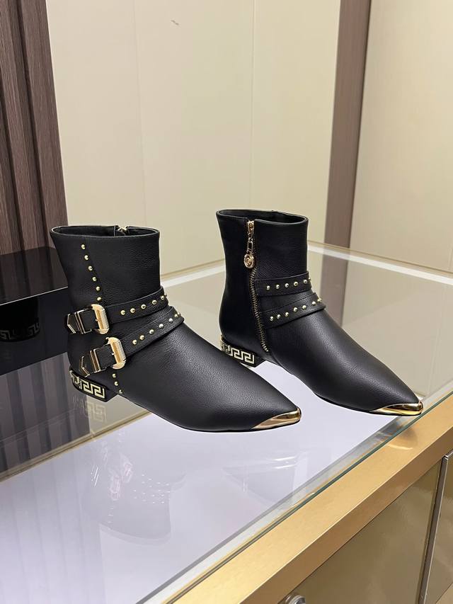 工厂p价 女装女鞋 运动原单 35-41码 范思哲时尚平底短靴，面料全牛皮+金属饰扣，时尚耀眼，个性十足，内里垫脚全羊皮，橡胶大底。