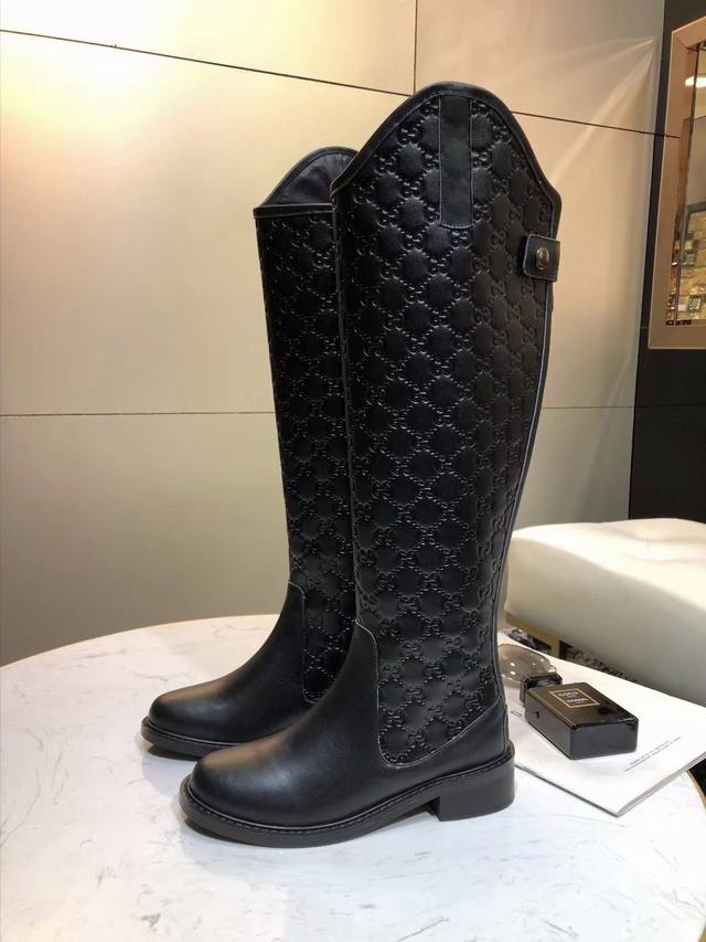 工厂p价 女装女鞋 运动原单高端时尚I独家最新单品，专柜1：1品质，原版专柜精心打造，穿着舒适，上脚超美，面料采用进口头层软牛皮，头层猪皮内里，垫脚，独特的车线